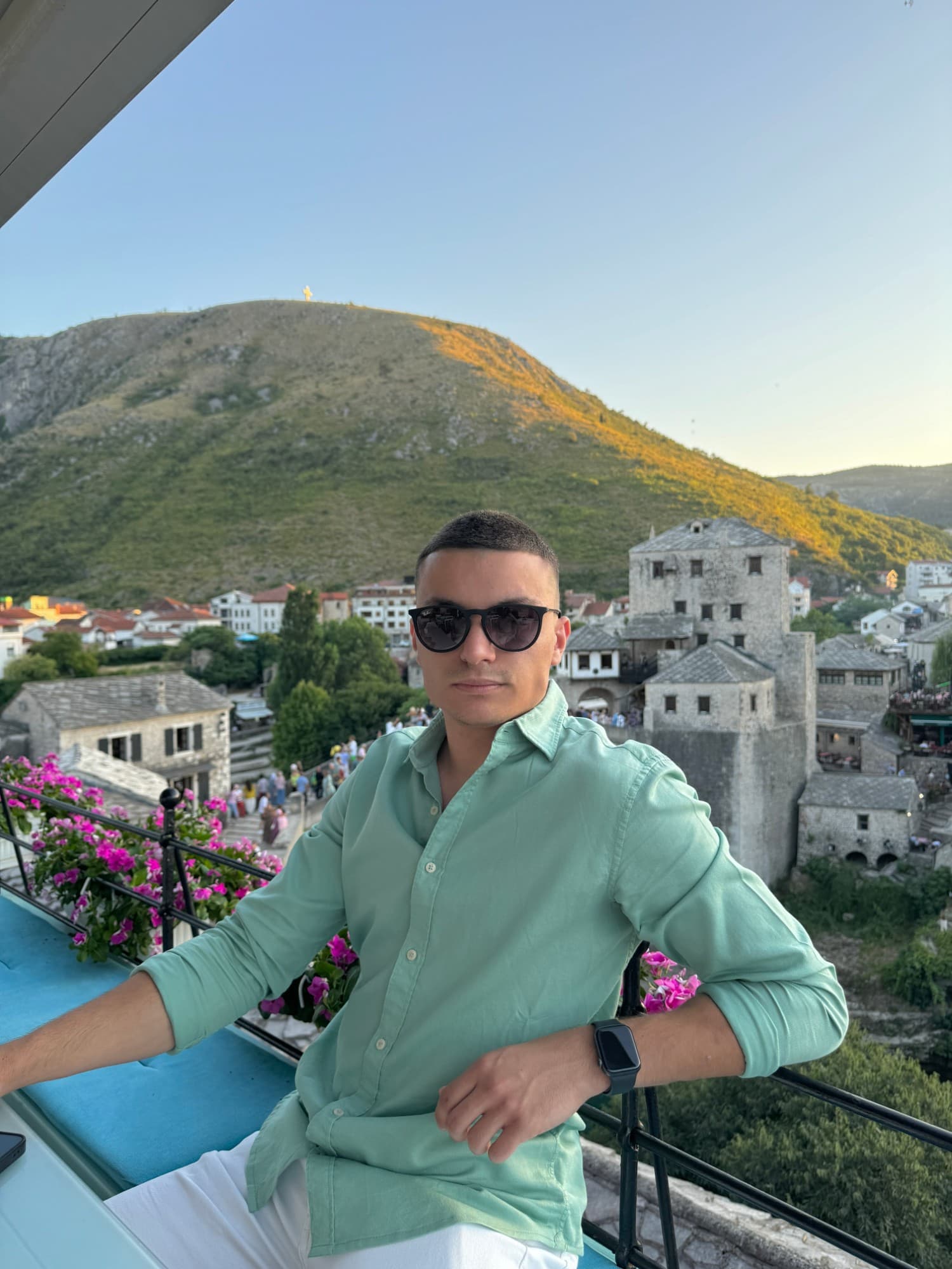 Hamza Badić na terasi iznad starog grada u Mostaru